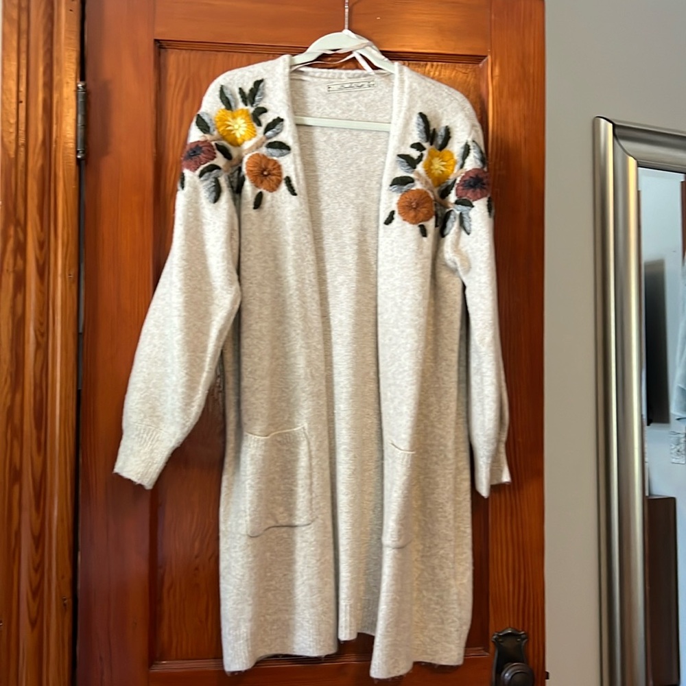 Beautiful long sweater with pockets and flower details